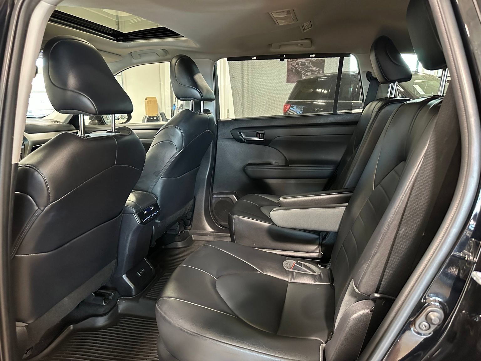 Used 2022 Toyota Highlander XLE FWD image 39