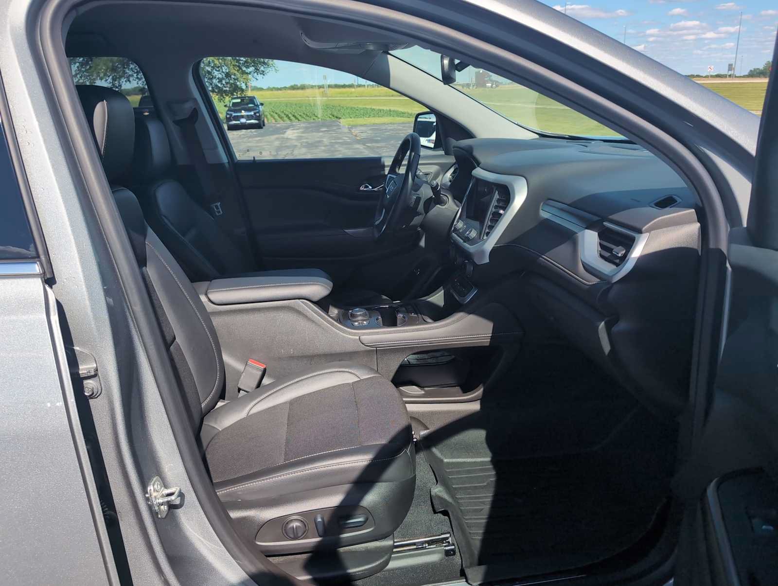 Used 2023 GMC Acadia SLT w/ Preferred Package FWD image 28