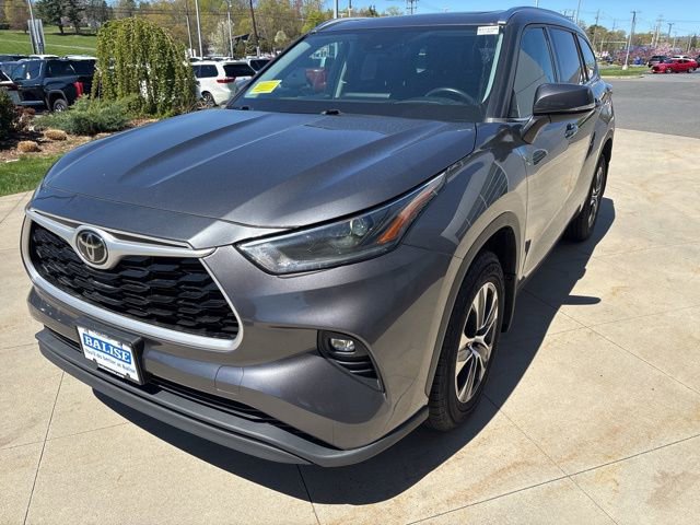 Used 2021 Toyota Highlander XLE AWD/4WD image 3