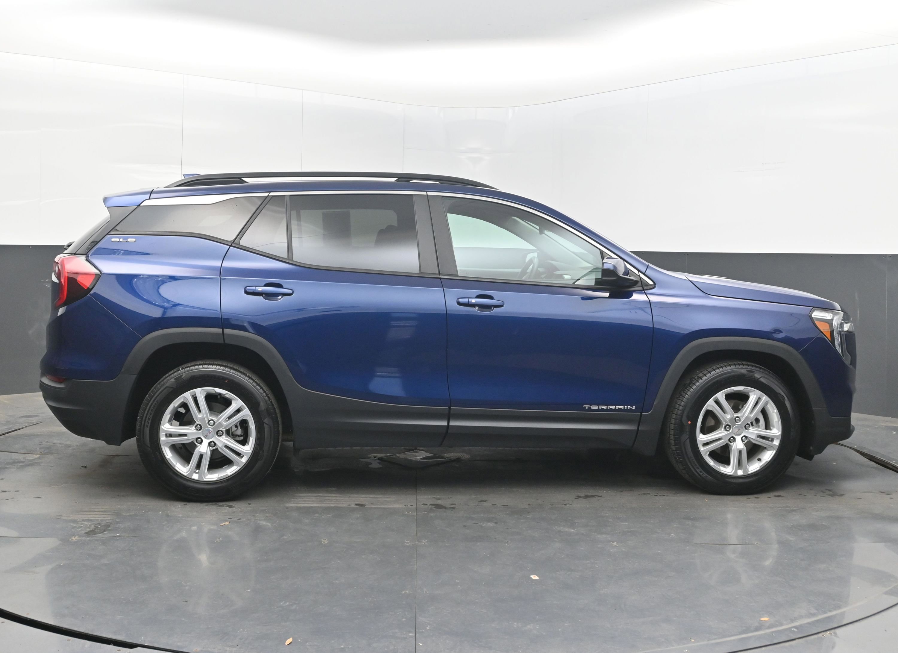 Certified 2022 GMC Terrain SLE w/ Driver Convenience Package FWD image 10