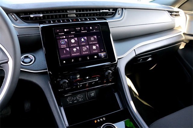 Used 2025 Jeep Grand Cherokee Laredo image 16