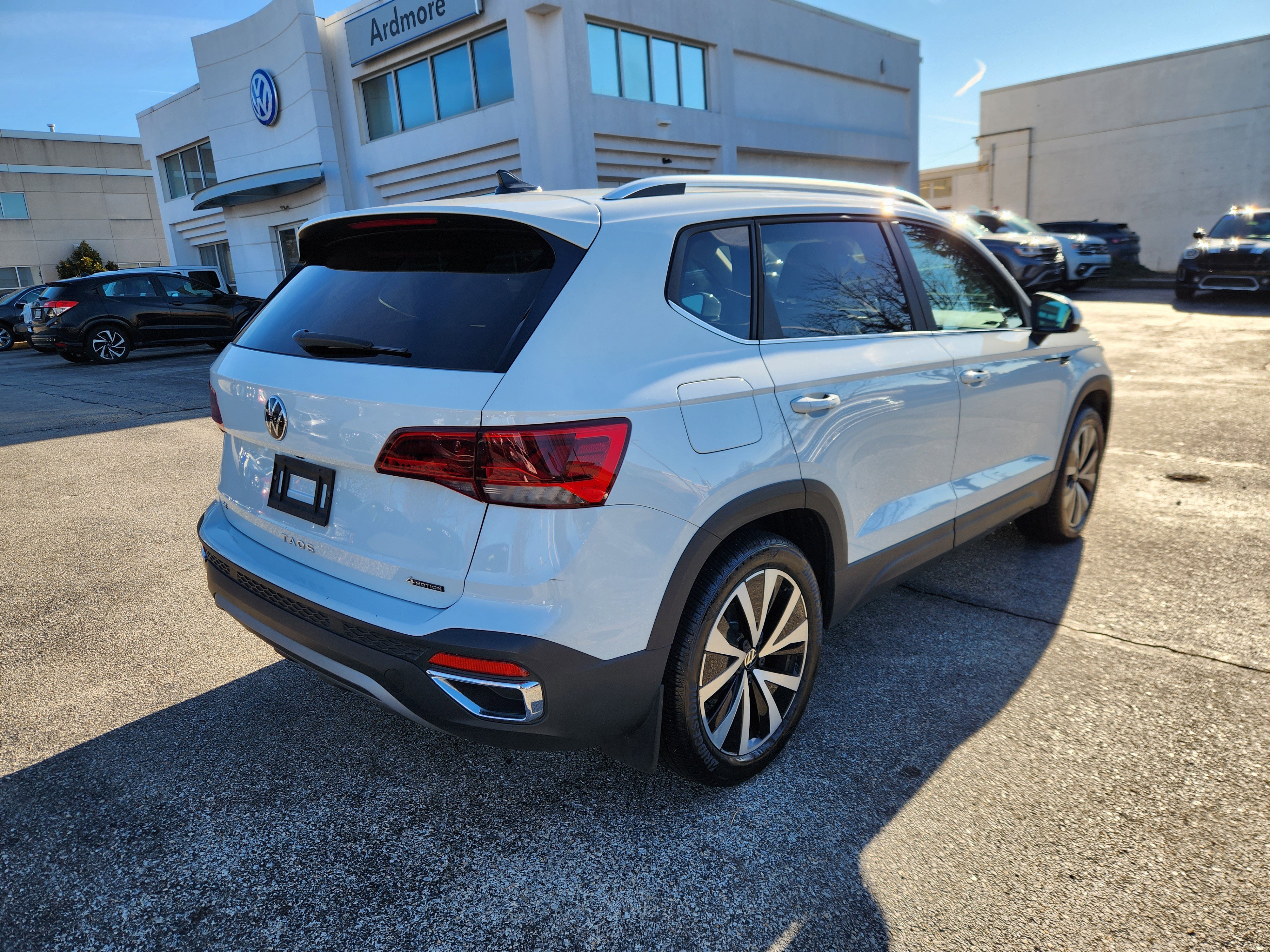 Certified 2023 Volkswagen Taos SE image 4