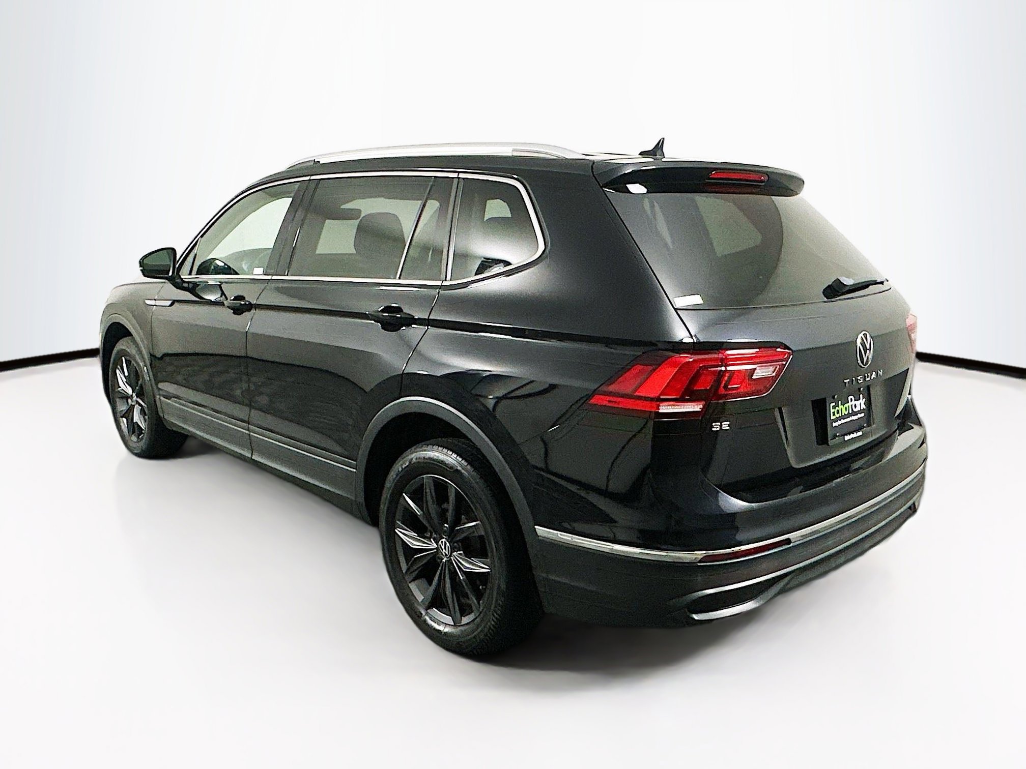 Used 2022 Volkswagen Tiguan SE w/ Panoramic Sunroof Package image 5