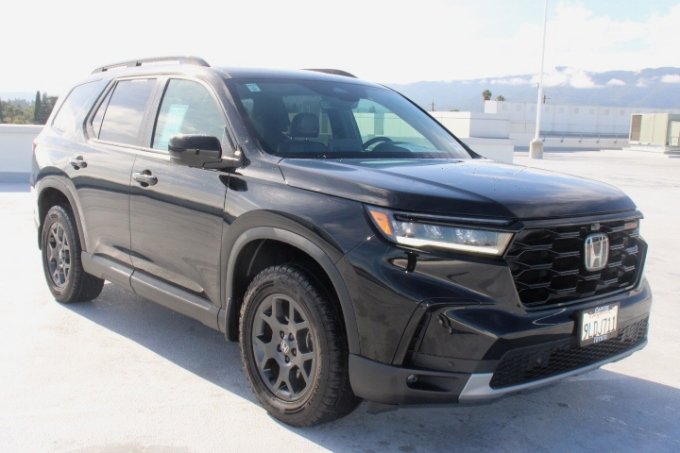 Used 2024 Honda Pilot TrailSport image 2