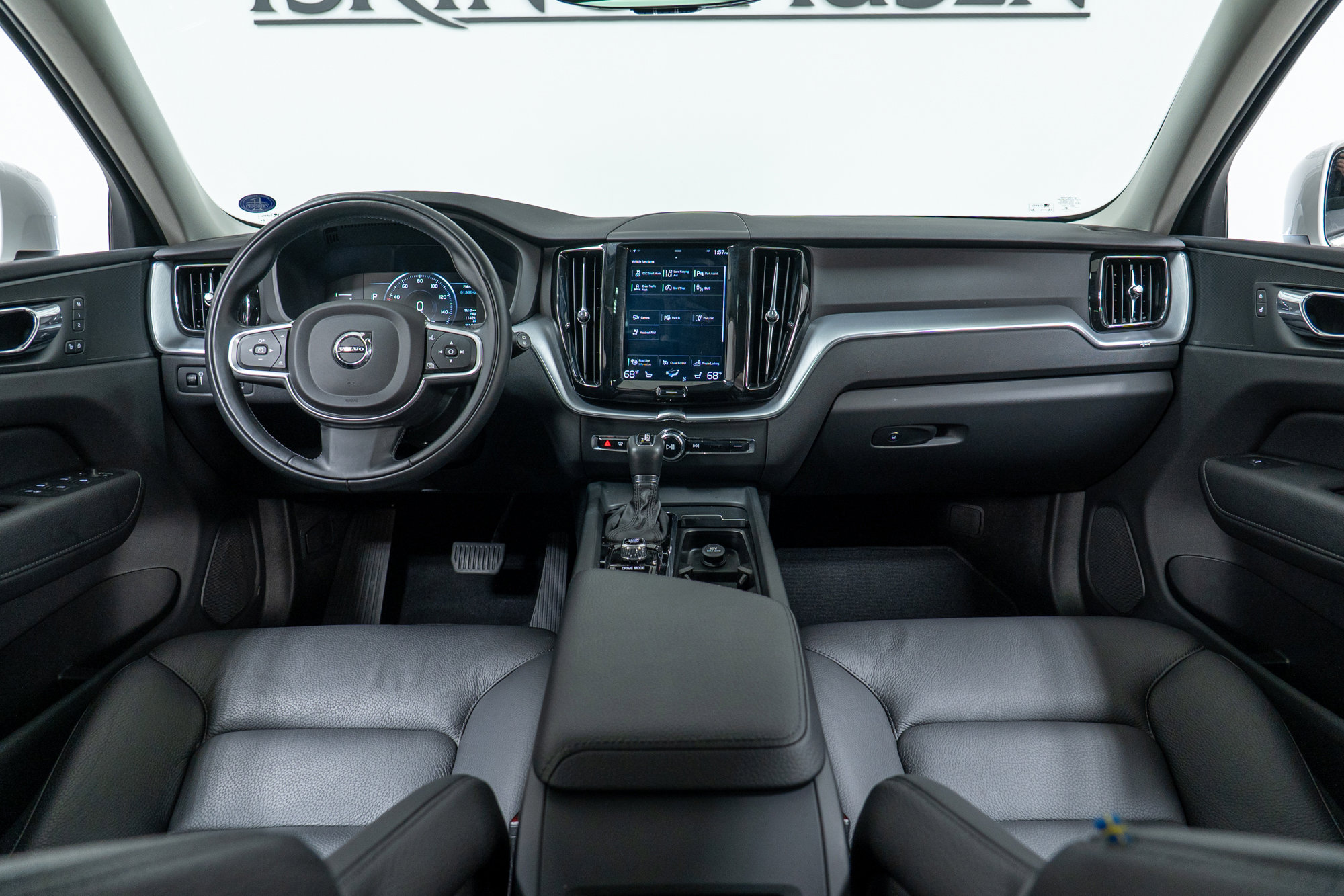 Used 2018 Volvo XC60 T5 Momentum w/ Convenience Package image 15