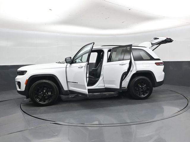 Used 2025 Jeep Grand Cherokee Altitude AWD/4WD image 49