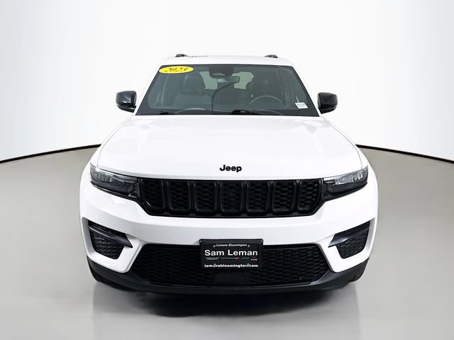 Used 2023 Jeep Grand Cherokee Altitude AWD/4WD image 2