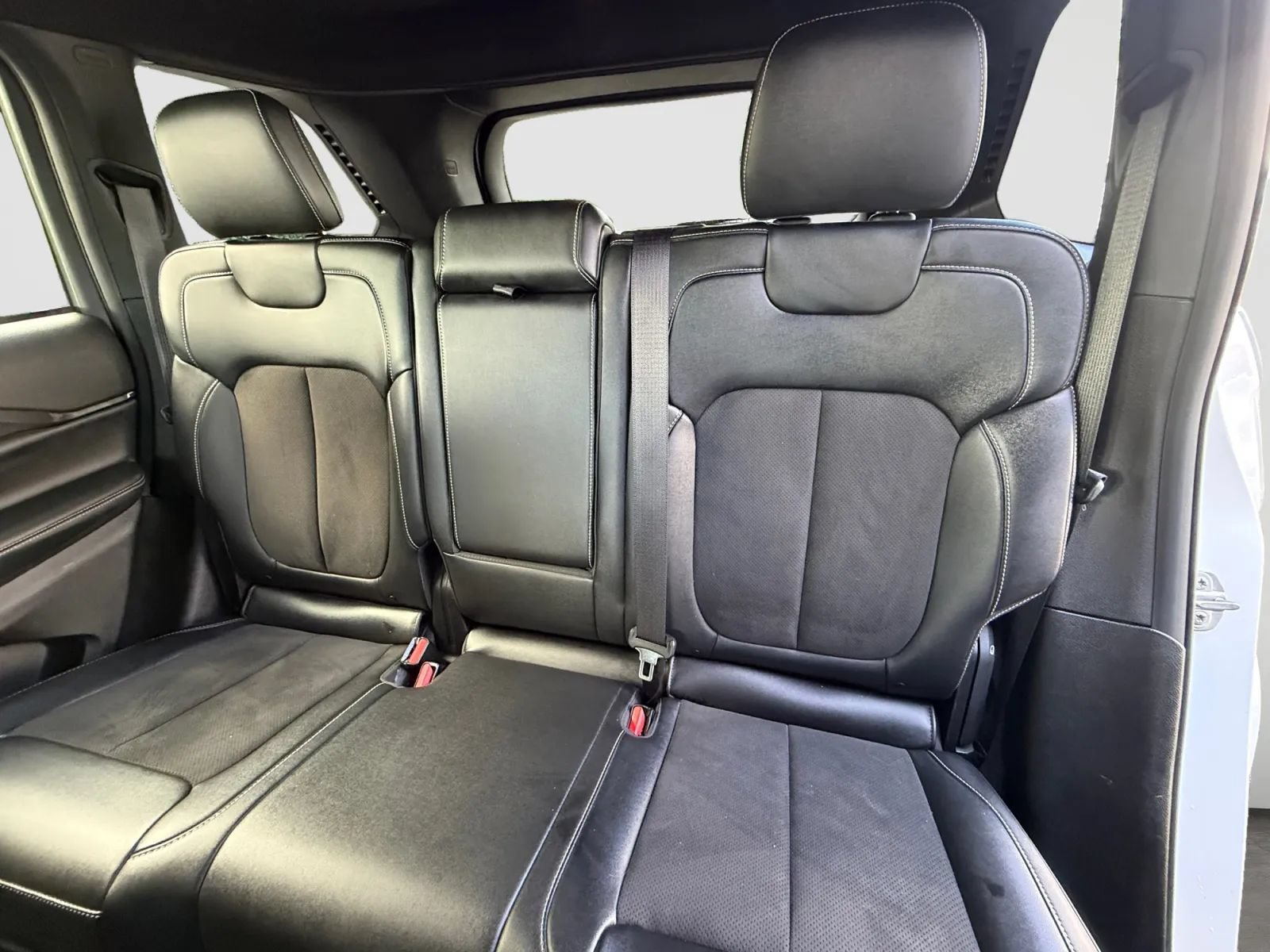 Used 2022 Jeep Grand Cherokee Altitude AWD/4WD image 15