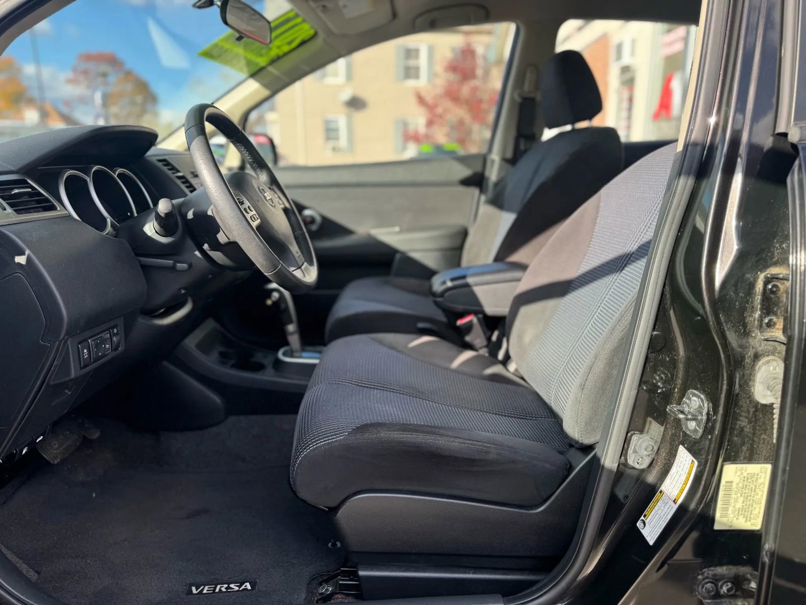 Used 2011 Nissan Versa SL w/ Premium Pkg FWD image 6