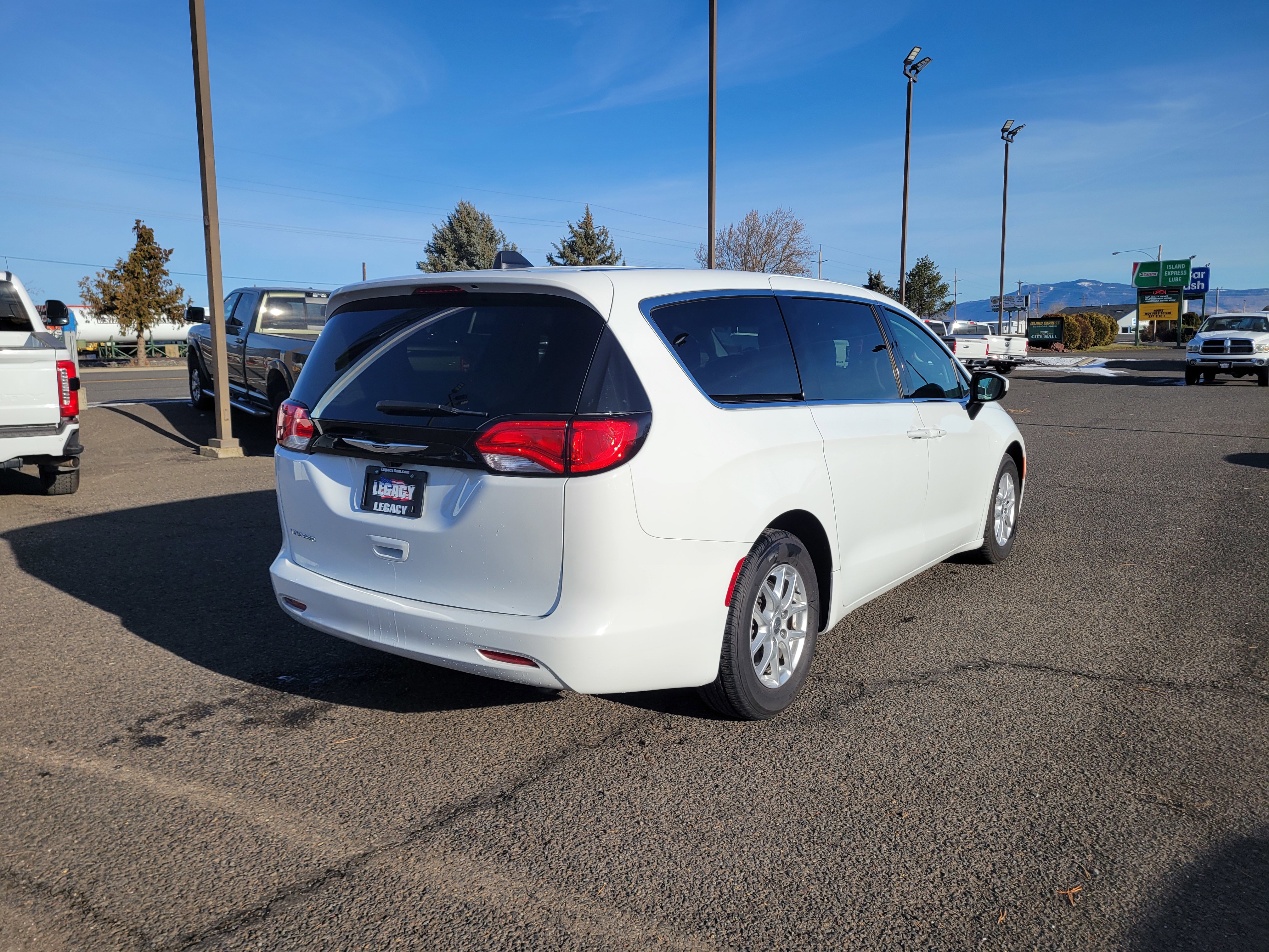Used 2023 Chrysler Voyager LX image 3