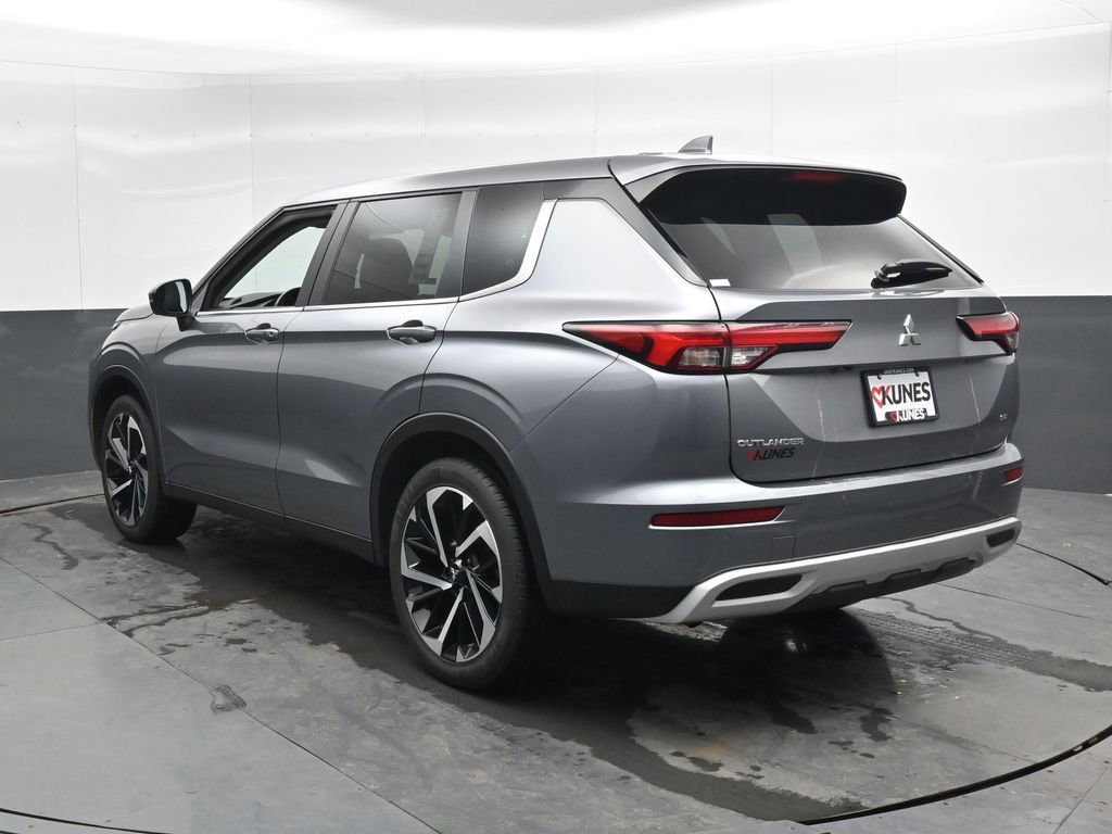 Used 2024 Mitsubishi Outlander SE image 11