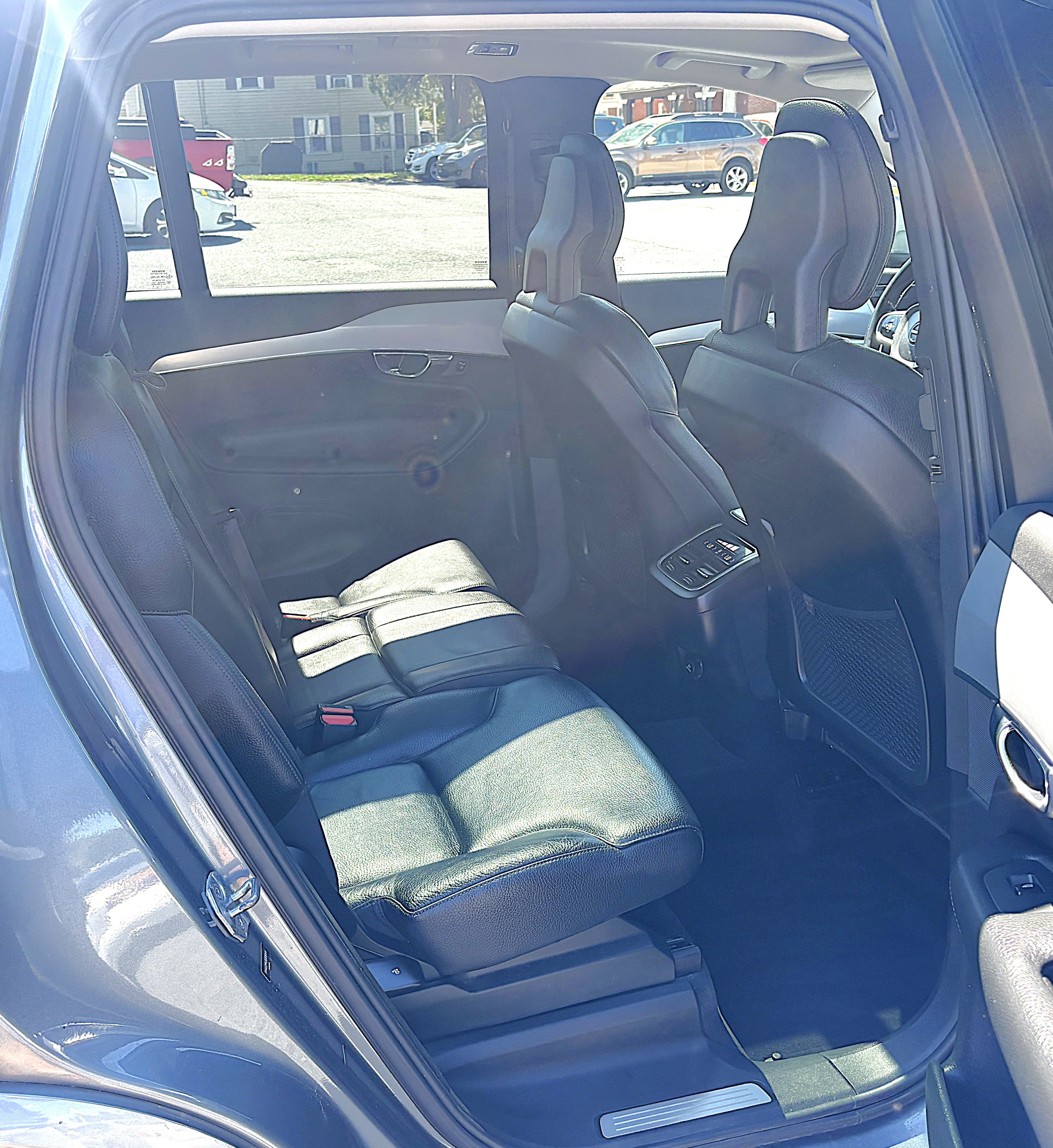 Used 2016 Volvo XC90 T6 Momentum image 9