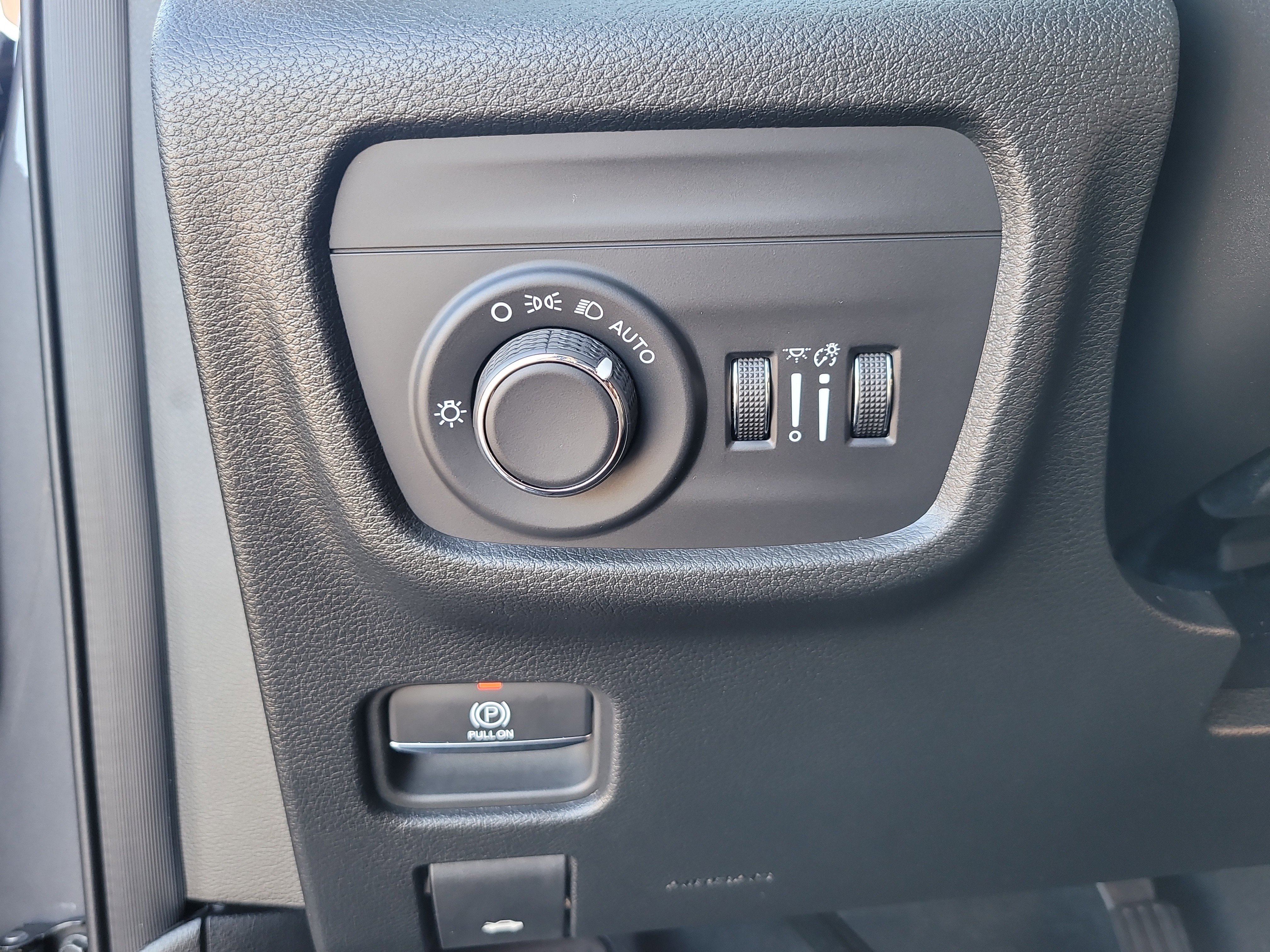 Used 2025 Jeep Grand Cherokee L Laredo image 31