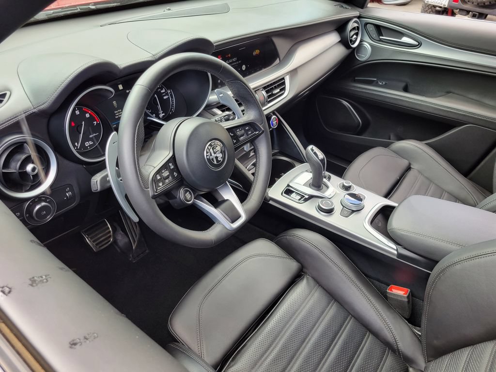 Used 2023 Alfa Romeo Stelvio Veloce AWD/4WD image 3