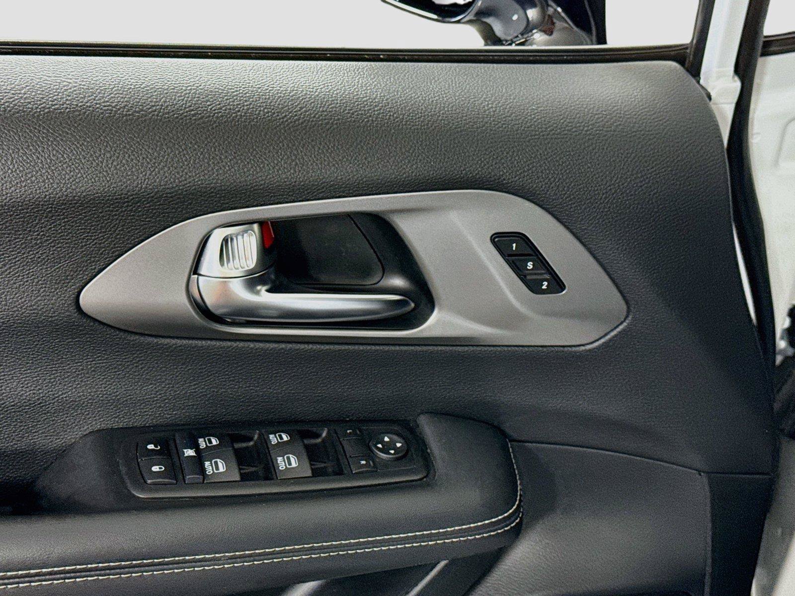 Used 2025 Chrysler Pacifica Select FWD image 11