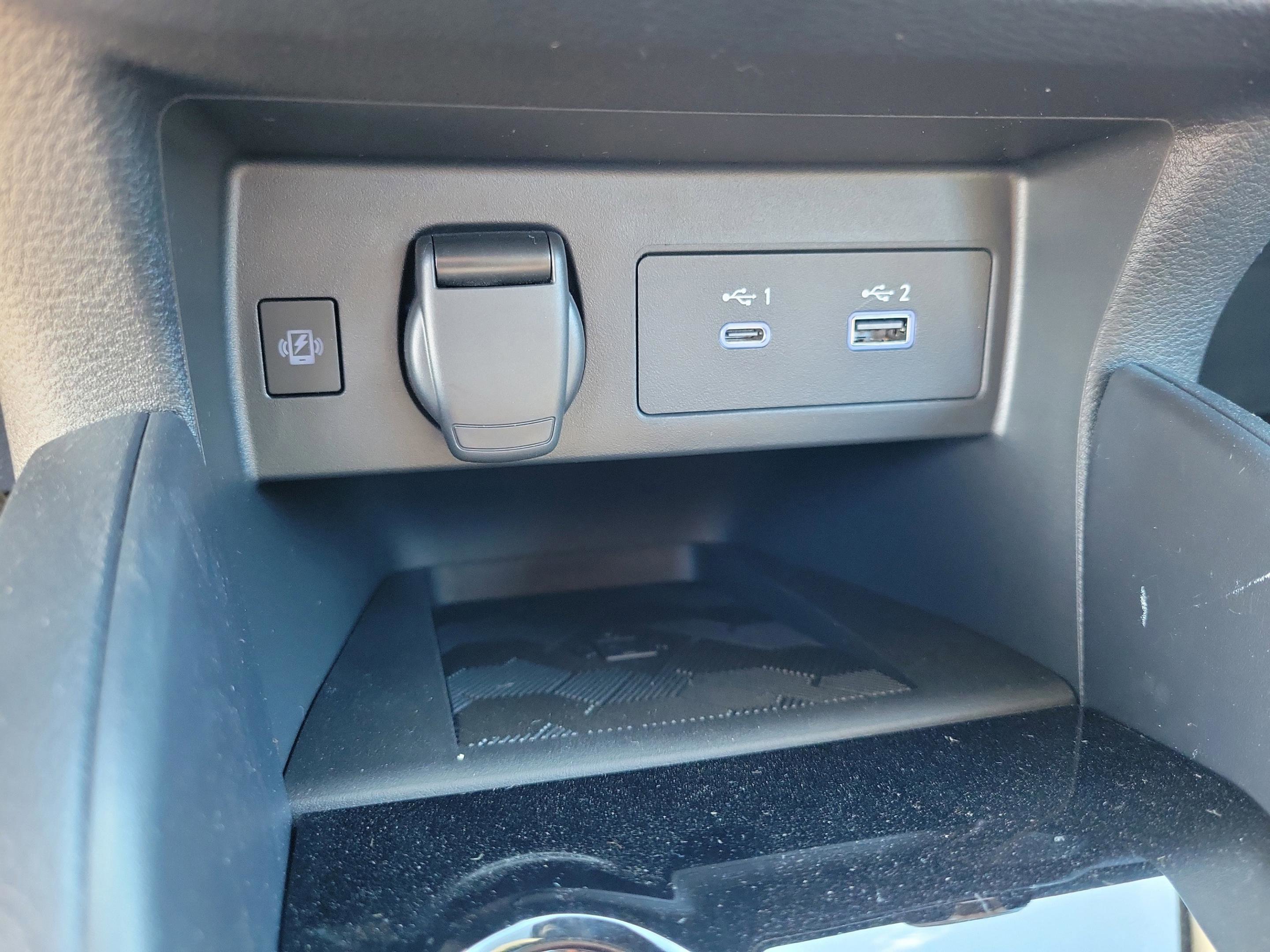New 2025 Nissan Versa SR w/ Trunk Package FWD image 30