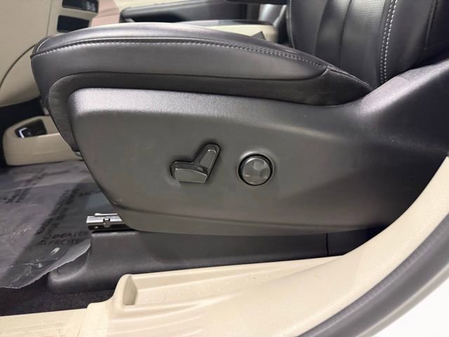 Used 2023 Chrysler Pacifica Touring-L image 13