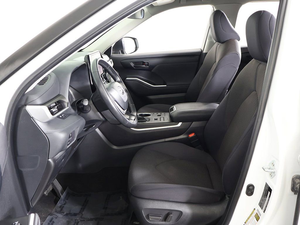 Used 2024 Toyota Highlander LE AWD/4WD image 27