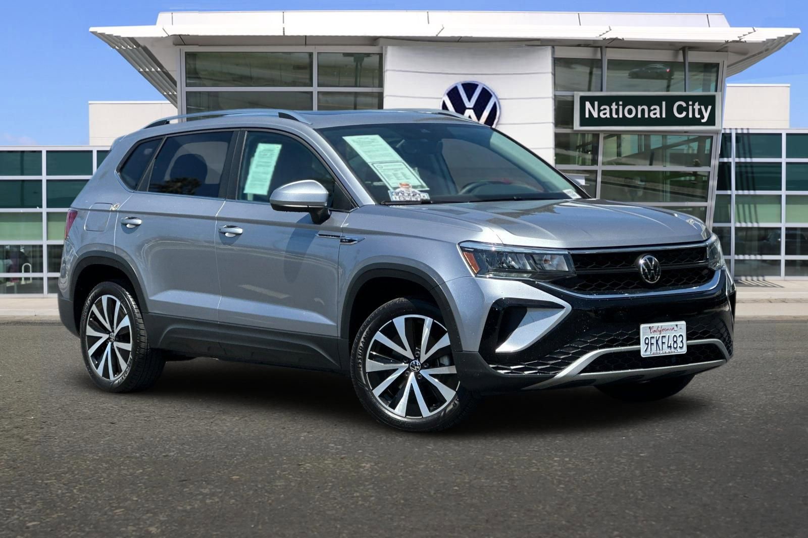 Used 2023 Volkswagen Taos SE w/ Panoramic Sunroof Package FWD image 2