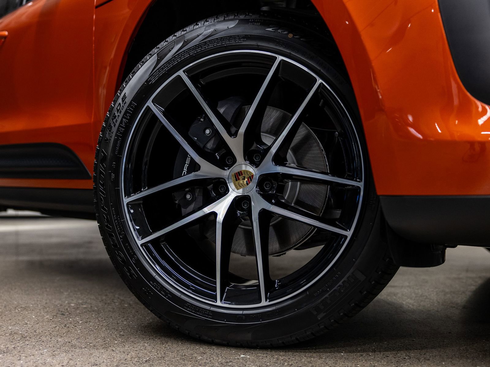 Certified 2025 Porsche Macan AWD/4WD image 18