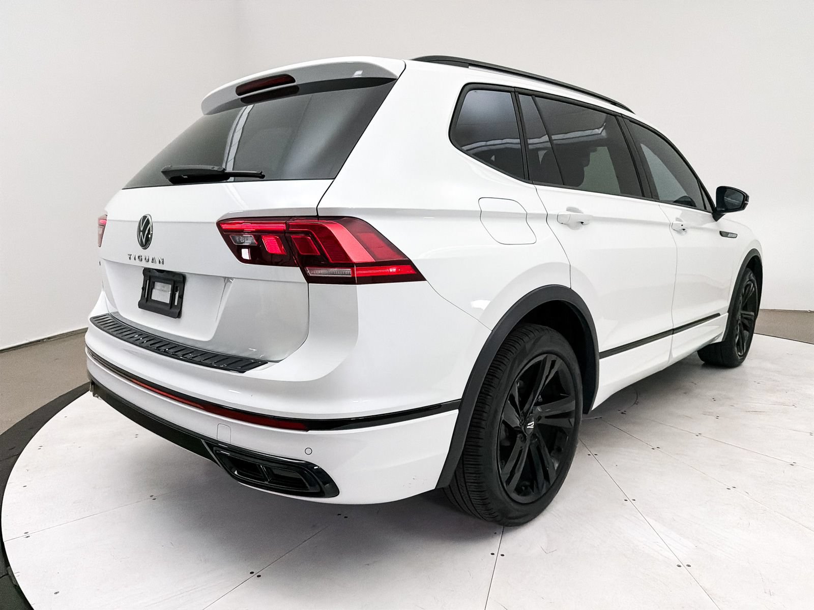 Used 2023 Volkswagen Tiguan SE R-Line FWD image 16