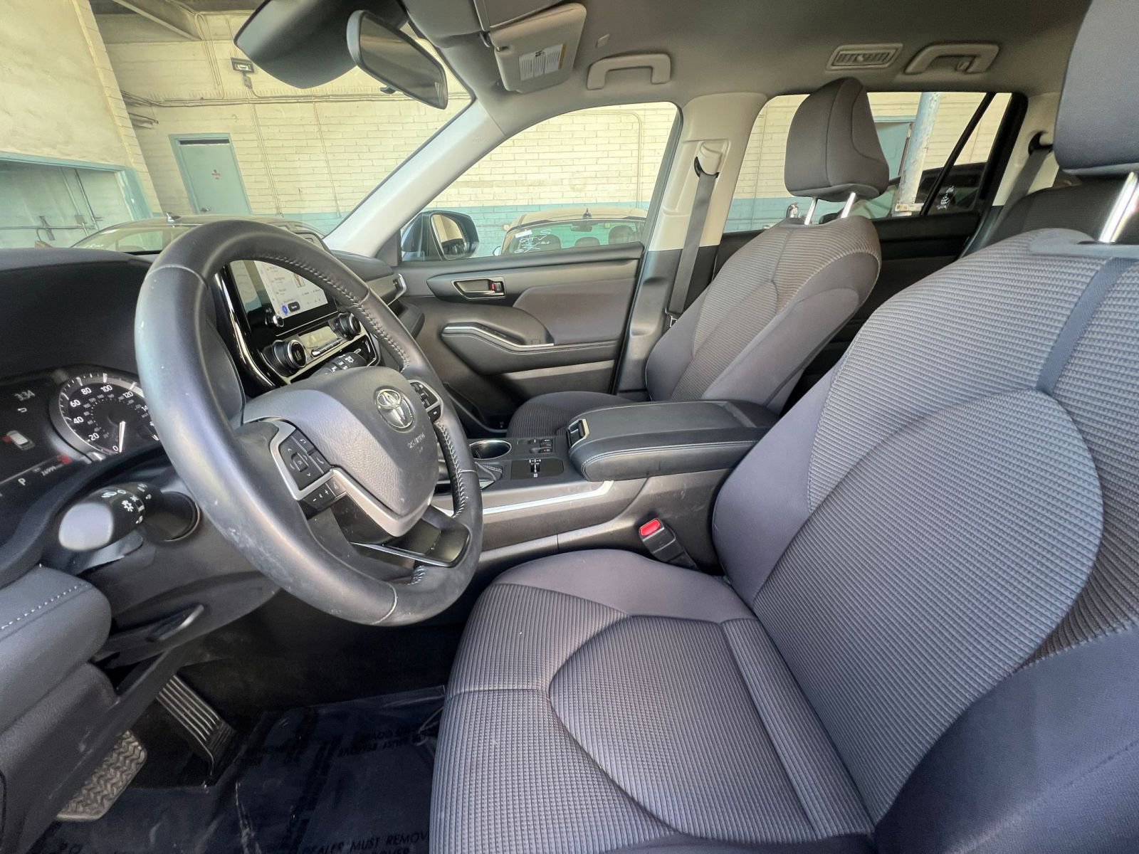 Used 2025 Toyota Highlander LE image 29