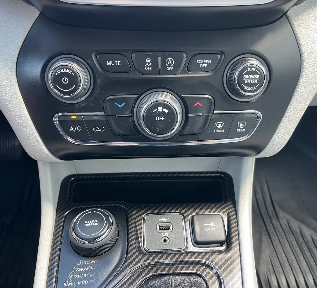 Certified 2021 Jeep Cherokee Latitude Lux w/ Sun & Sound Group AWD/4WD image 16