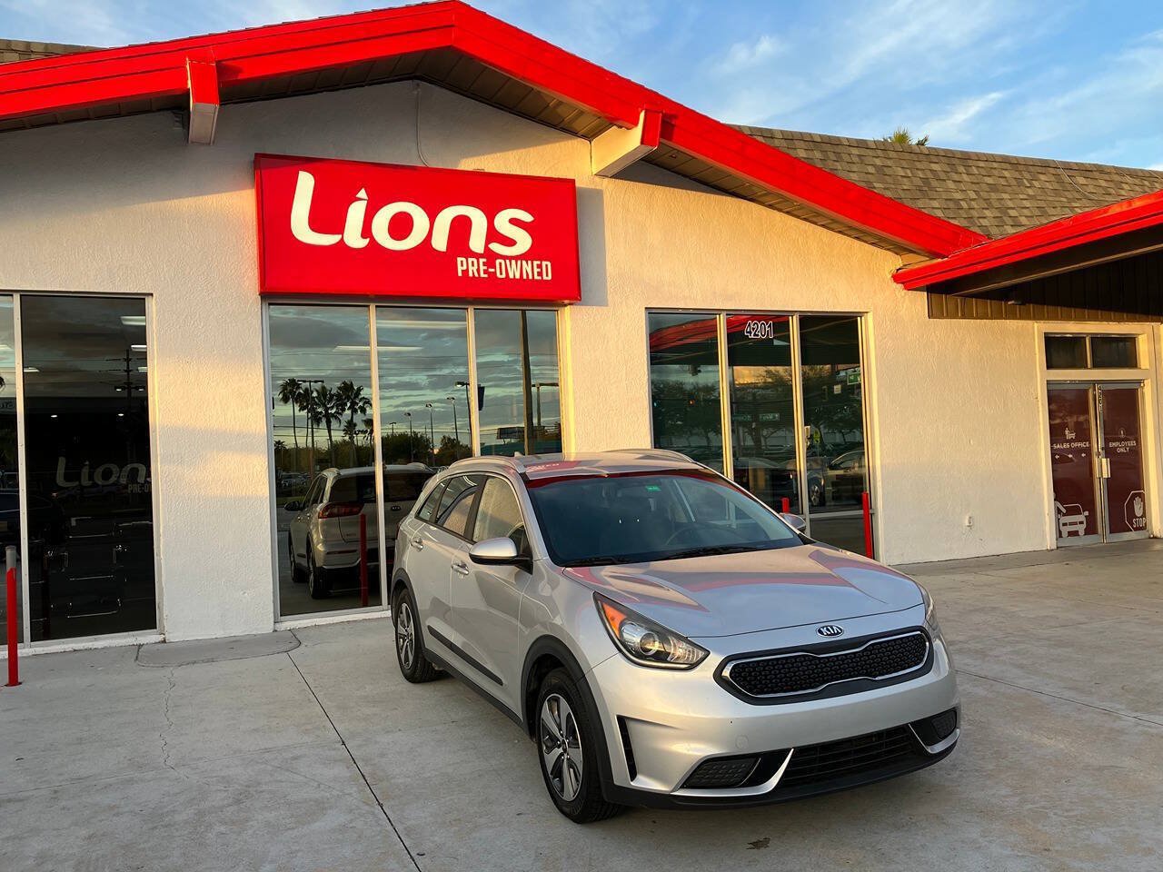 Used 2019 Kia Niro LX FWD image 2