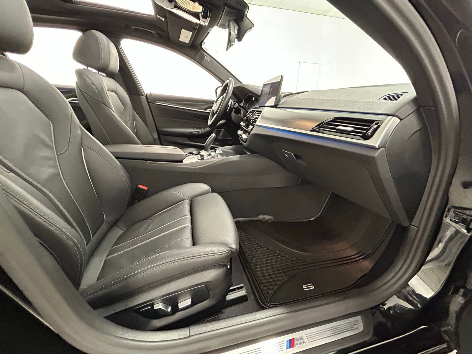 Used 2023 BMW 530e xDrive w/ Premium Package image 41