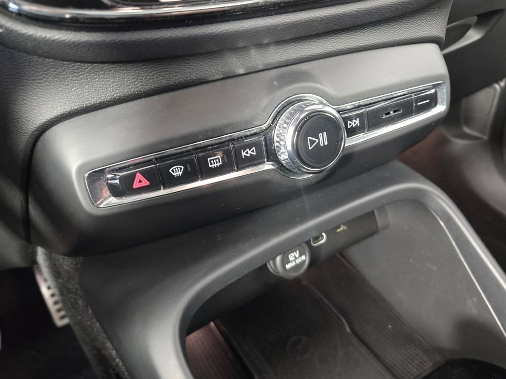 Used 2021 Volvo XC40 P8 Recharge w/ Advanced Package image 21