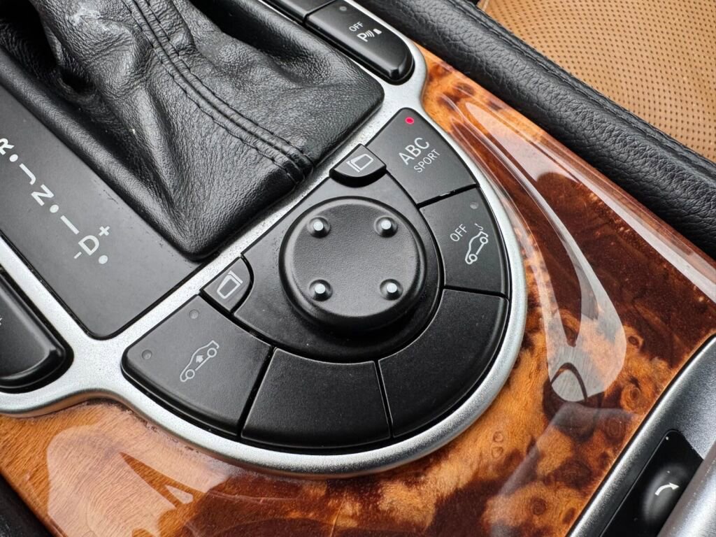 Used 2011 Mercedes-Benz SL 550 image 18