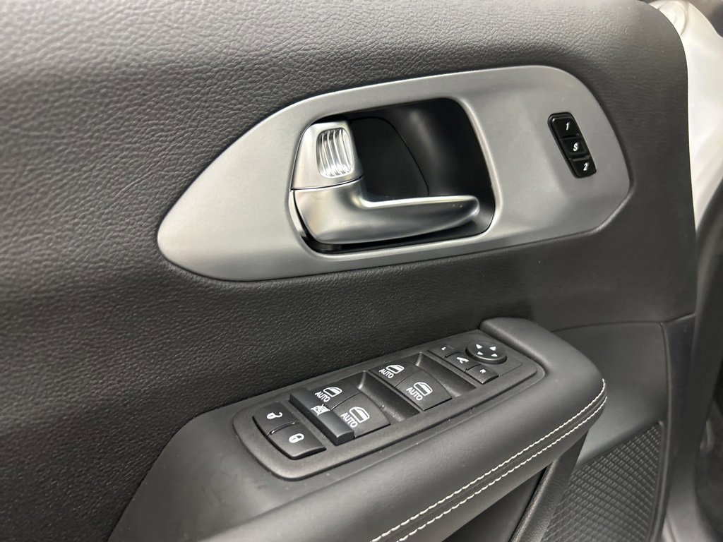 New 2026 Chrysler Pacifica Limited image 26