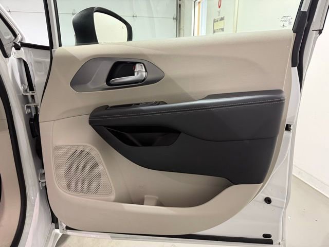 Used 2023 Chrysler Pacifica Touring-L image 28
