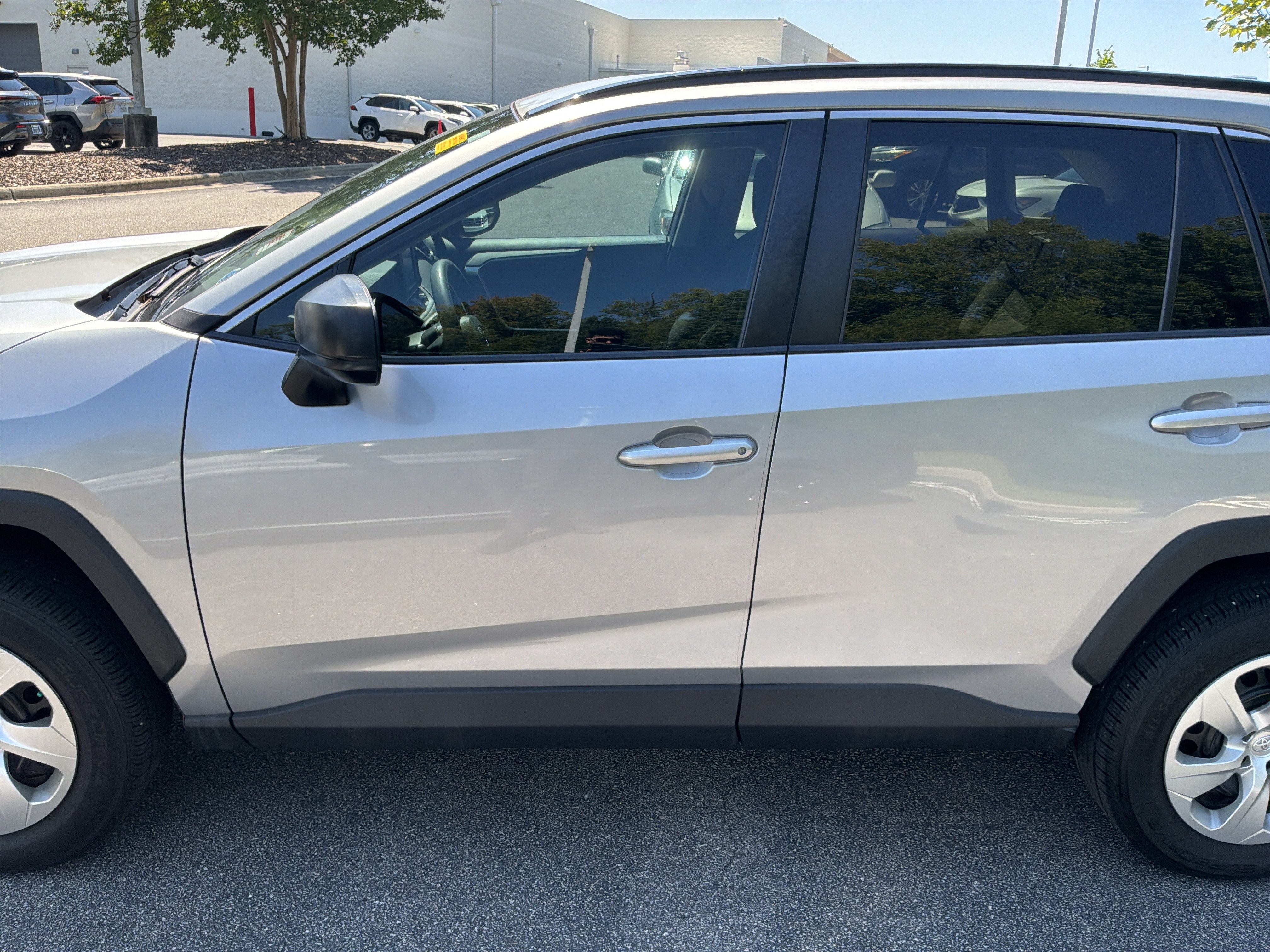 Used 2019 Toyota RAV4 LE FWD image 5