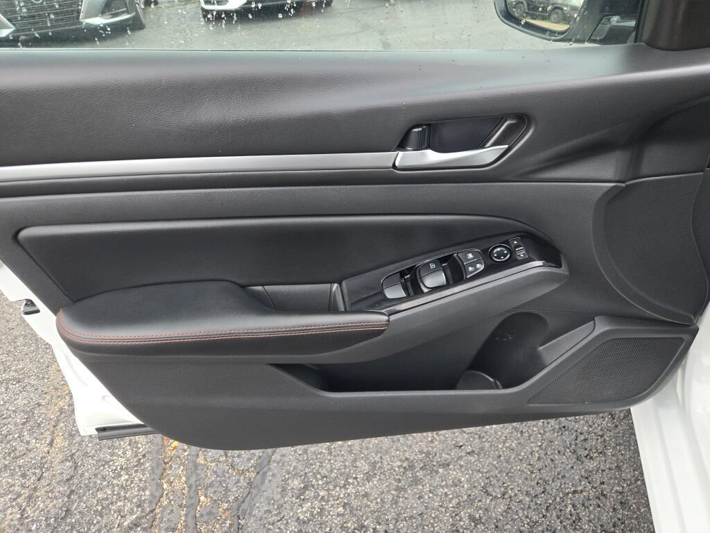 Used 2024 Nissan Altima 2.5 SR FWD image 27