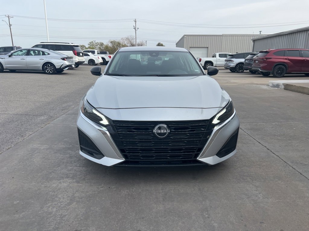 Used 2024 Nissan Altima 2.5 SV image 2