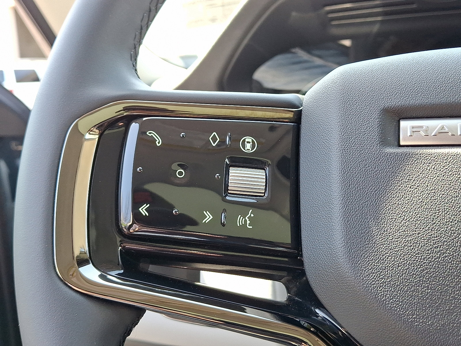 Certified 2025 Land Rover Range Rover Evoque Dynamic SE image 21