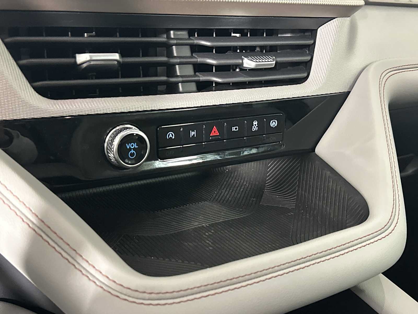 Used 2025 Ford Explorer Active w/ Active Comfort Package AWD/4WD image 33