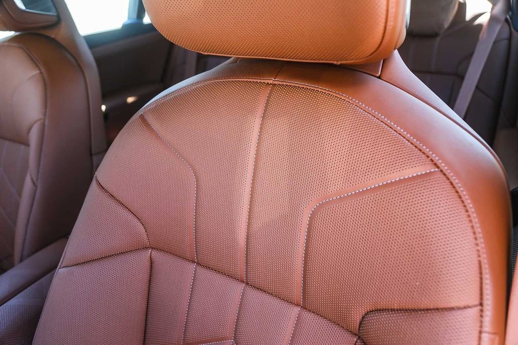 Used 2025 BMW i7 xDrive60 image 21