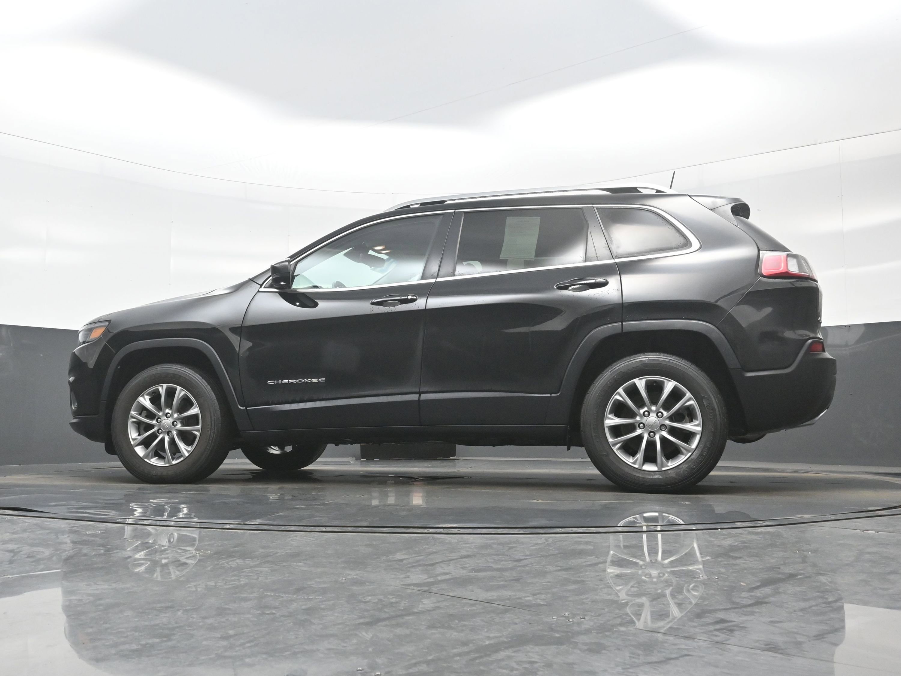 Used 2021 Jeep Cherokee Latitude Lux w/ Mopar Interior Package image 26