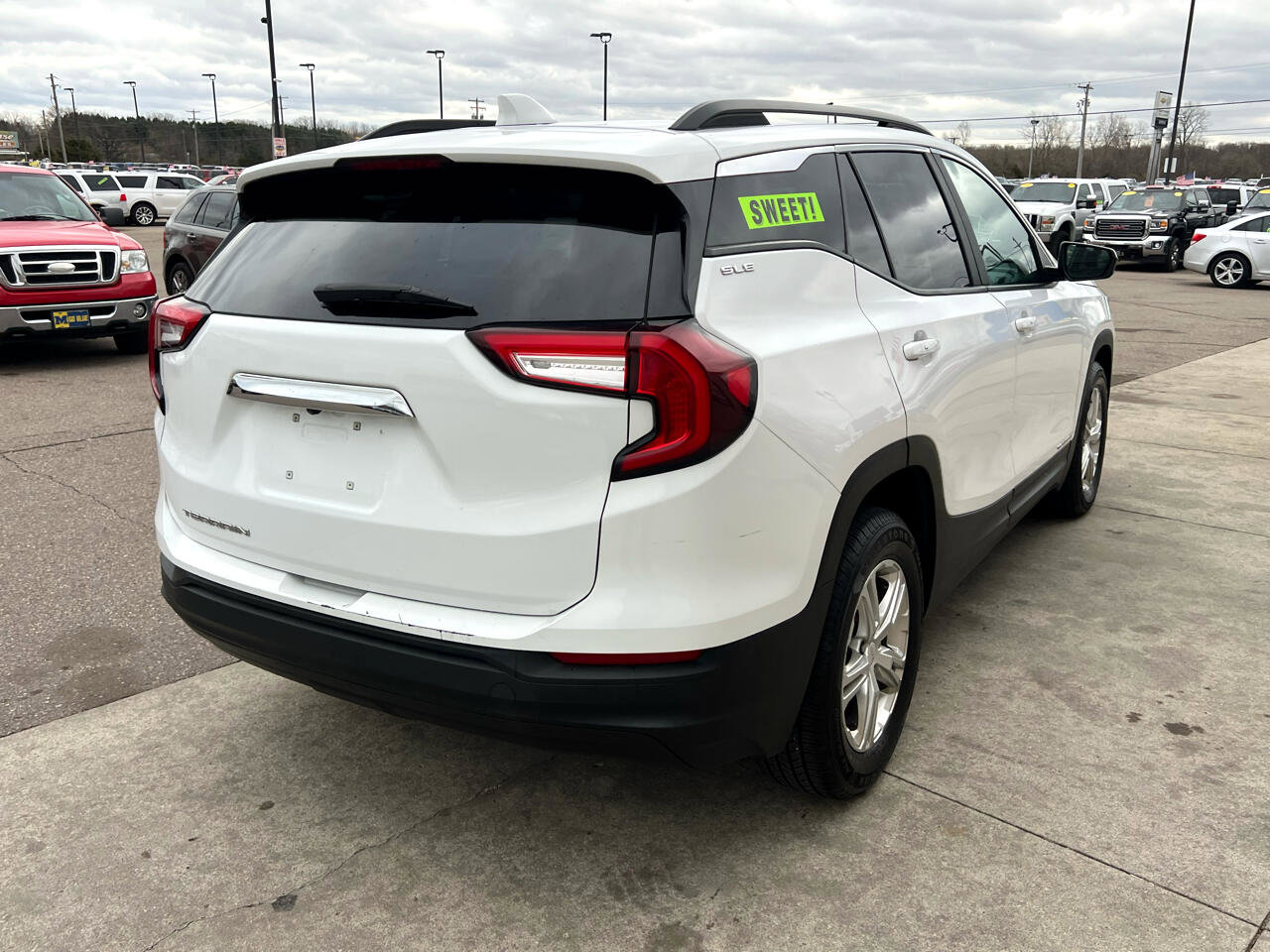 Used 2022 GMC Terrain SLE w/ Driver Convenience Package image 5
