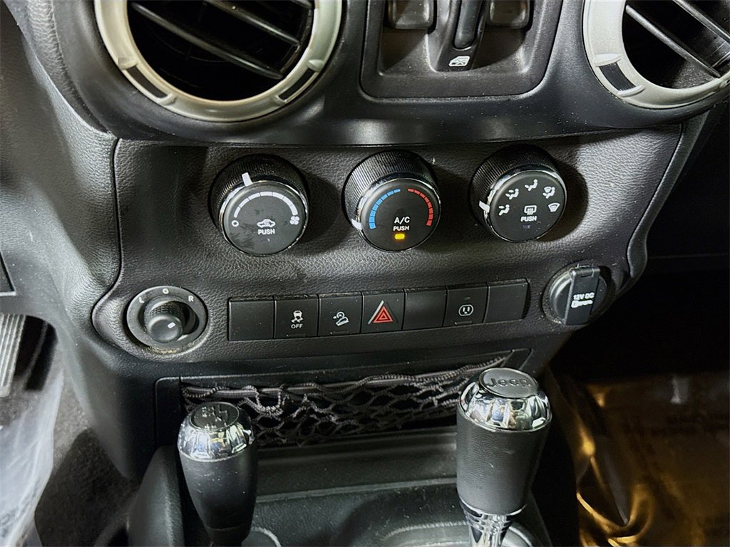 Used 2017 Jeep Wrangler Unlimited Rubicon w/ Connectivity Group image 7