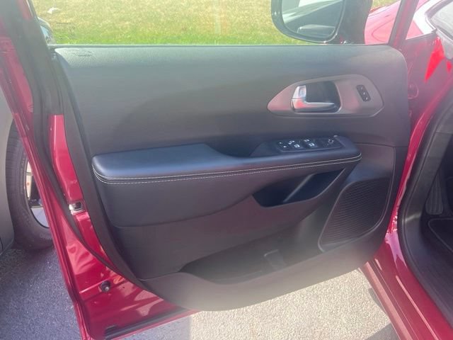 Used 2025 Chrysler Pacifica Select FWD image 11
