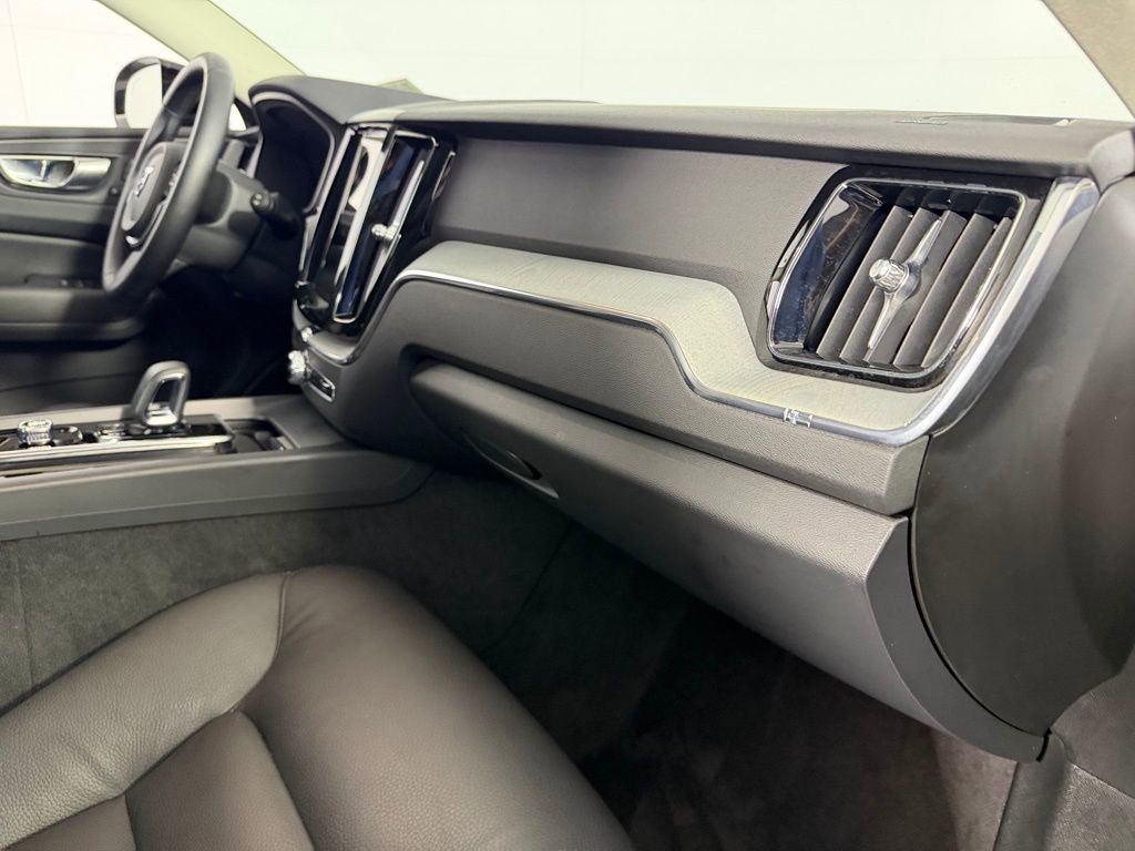 Used 2025 Volvo XC60 B5 Plus image 16