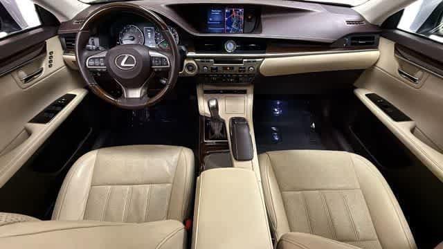 Used 2016 Lexus ES 350 w/ Luxury Package w/Wood Trim FWD image 4
