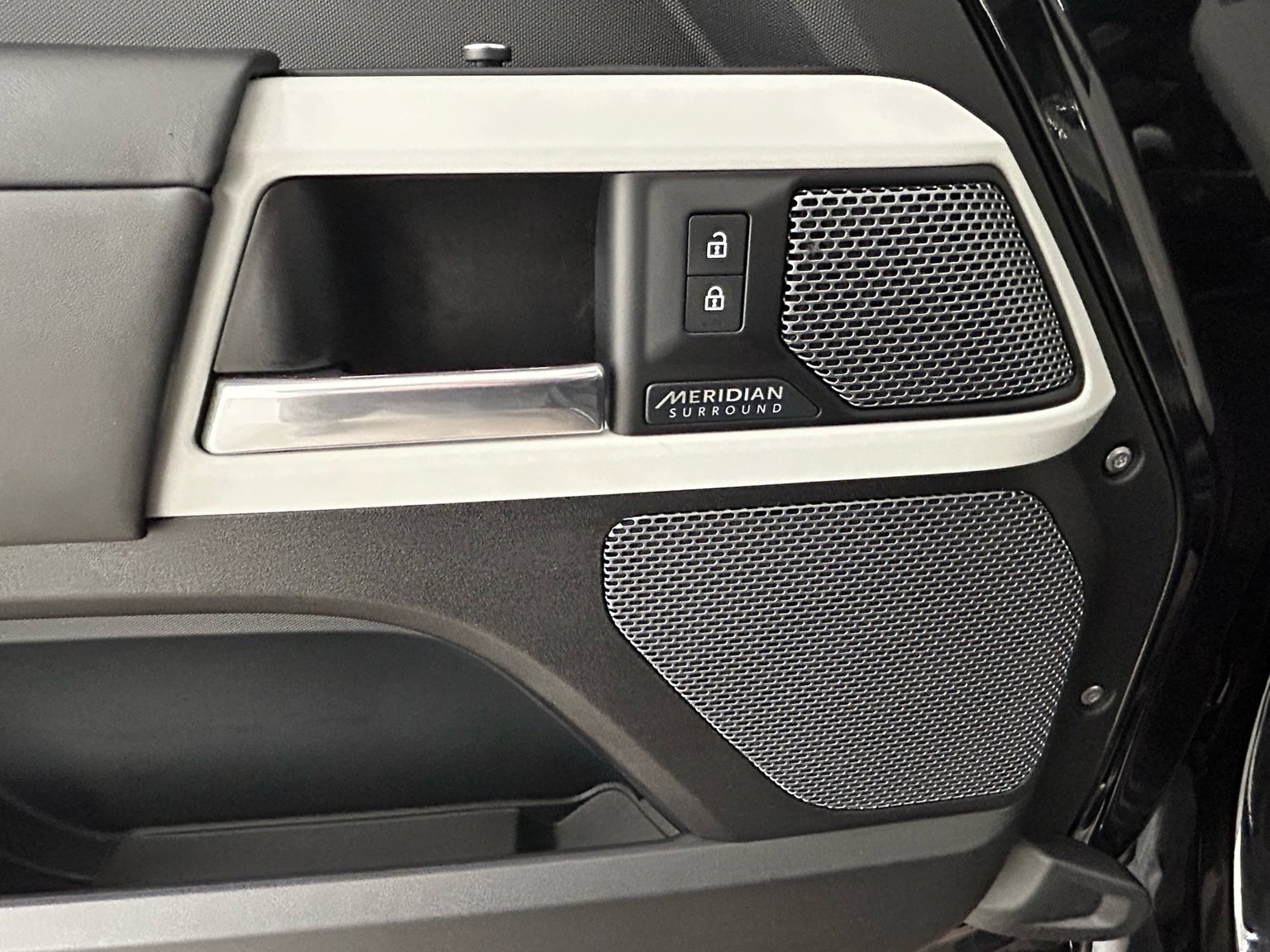 Used 2020 Land Rover Defender 110 HSE image 25