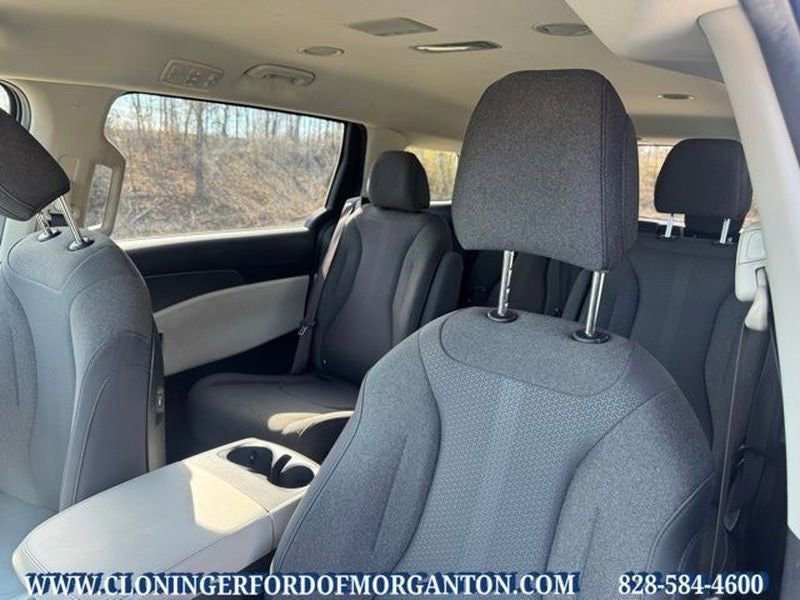 Used 2023 Kia Carnival LX image 26