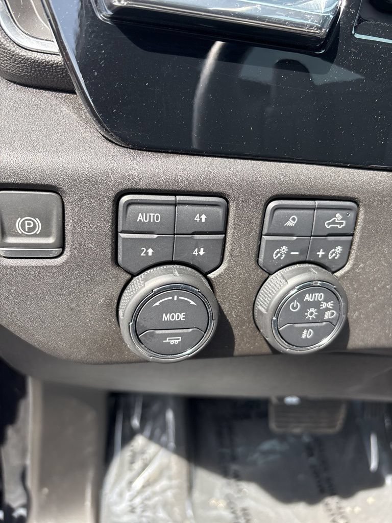 Used 2024 Chevrolet Silverado 1500 High Country w/ High Country Premium Package AWD/4WD image 31