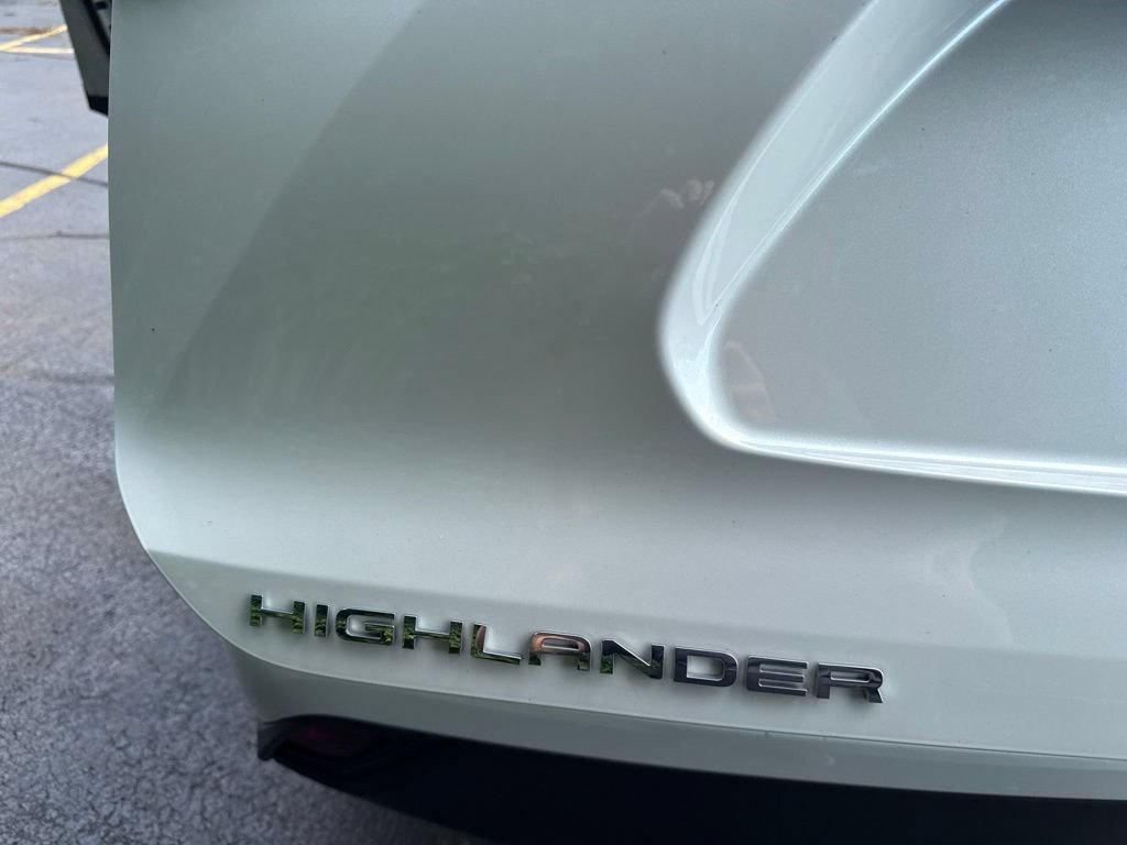 Used 2022 Toyota Highlander LE AWD/4WD image 16
