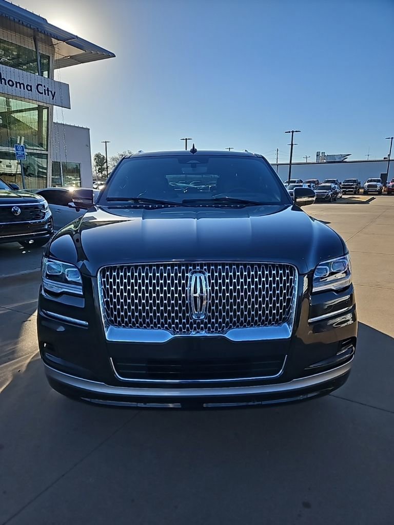 Used 2023 Lincoln Navigator Reserve AWD/4WD image 2